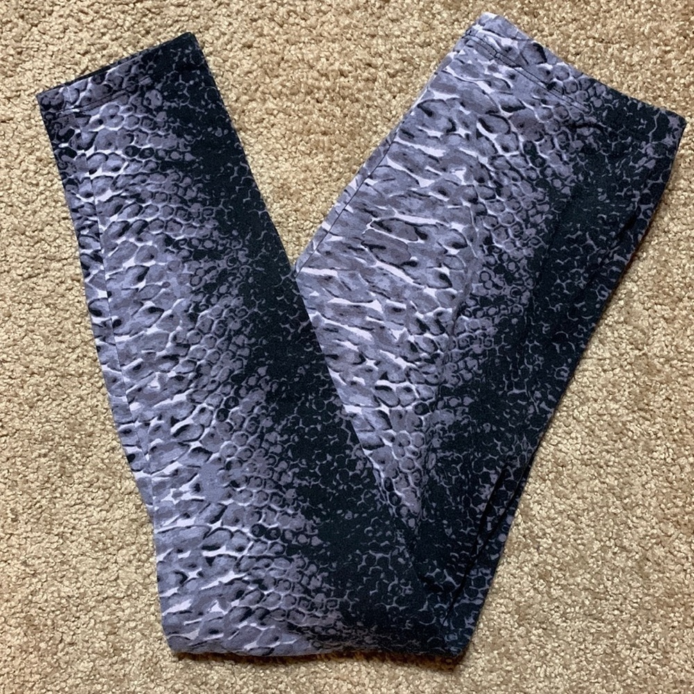 Bar III Stretch Leggings size Large* animal print, good condition priced to move
